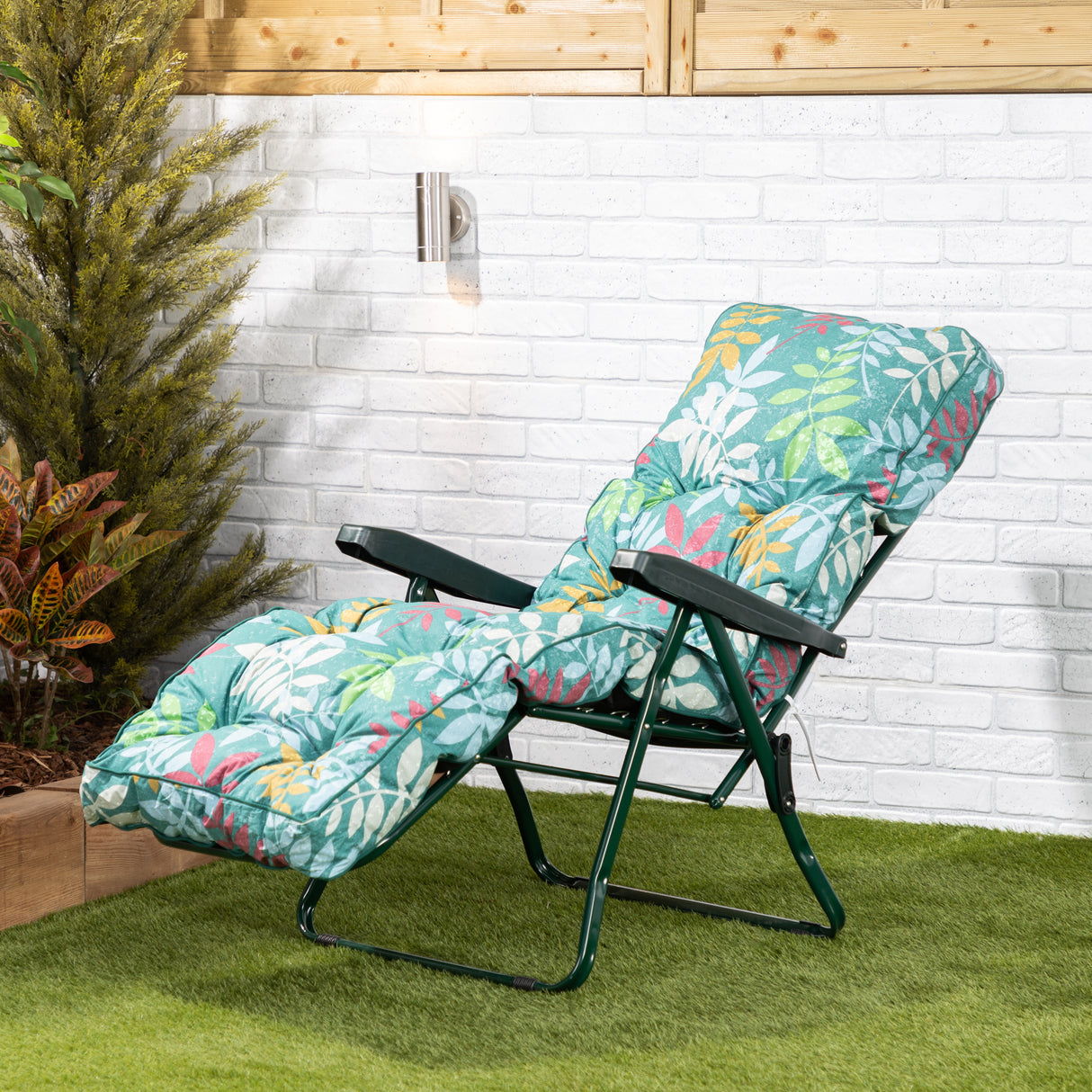 Alfresia Reclining Garden Chair – Green Frame with Classic Cushion, Relaxer Style